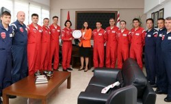 Esra Özatay accepting a plaque from Ayşegül Baybars